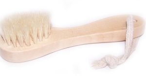 Cepillo exfoliante facial.  De madera