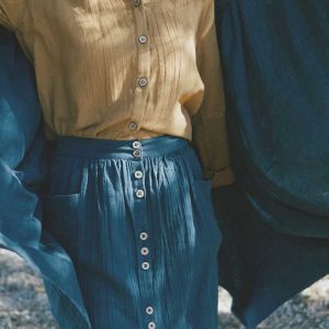 Falda azul con botones de algodón orgánico