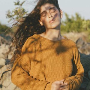 Jersey corto mostaza mujer de algodón ecológico